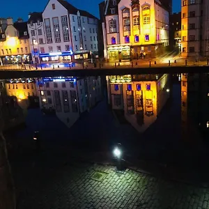 Vibrant At The Shore In Leith EDI